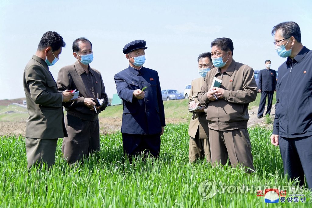 Esta foto de archivo, proporcionada por la Agencia Central de Noticias de Corea del Norte el 9 de mayo de 2023, muestra al primer ministro Kim Tok-hun (tercero desde la izquierda) inspeccionando una granja en la provincia de Pyongan del Sur.  (Para uso exclusivo en la República de Corea. Sin redistribución) (Yonhap)