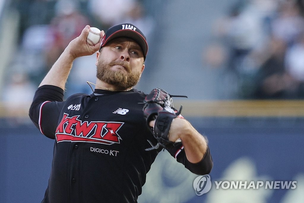 In this file photo from May 17, 2023, KT Wiz starter Beau Sulser pitches against the LG Twins during the bottom of the first inning of a Korea Baseball Organization regular season game at Jamsil Baseball Stadium in Seoul. (Yonhap)