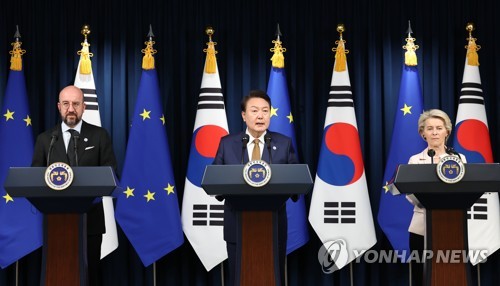President Yoon Suk Yeol (C) speaks during a joint press briefing with European Commission President Ursula von der Leyen (R) and European Council President Charles Michel after their talks at the presidential office in Seoul on May 22, 2023. (Yonhap)
