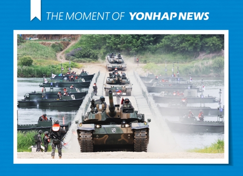  남한강 도하하는 K2 전차