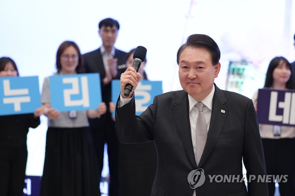 El presidente Yoon Suk Yeol (segundo por la izda.) realiza un gesto mientras realiza una videollamada con los investigadores del Centro Espacial Naro, en Goheung, a 328 kilómetros al sur de Seúl, luego de mirar una transmisión del lanzamiento del cohete espacial Nuri, en la oficina presidencial, en el centro de Seúl, el 25 de mayo de 2023, en esta foto proporcionada por su oficina. (Prohibida su reventa y archivo)