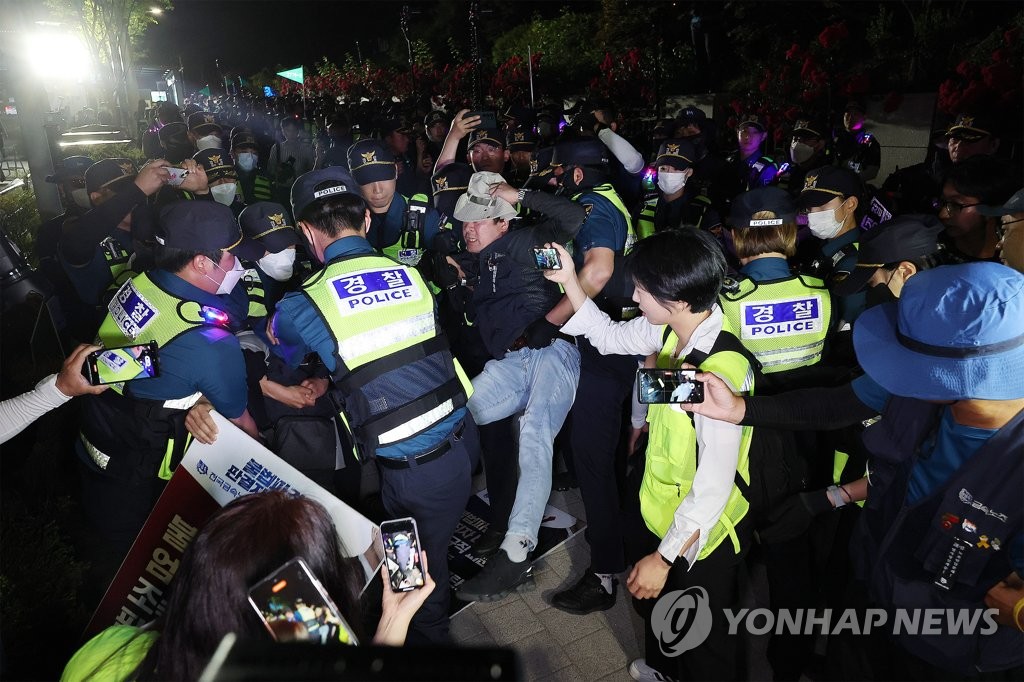 경찰, 대법원 앞 야간문화제 원천봉쇄