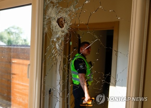 러' 드론·미사일 공격으로 깨진 우크라 키이우 주택 창문