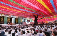 الرئيس يون يشارك في الاحتفال بعيد ميلاد بوذا
