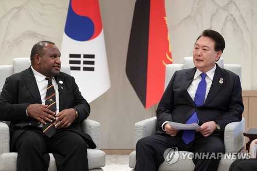 Yoon holds summit with Papua New Guinea's PM