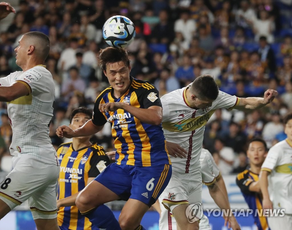 Park Yong-woo of Ulsan Hyundai FC (C) heads the ball during a K League 1 match against Daejeon Hana Citizen FC at Munsu Football Stadium in Ulsan, some 300 kilometers southeast of Seoul, in this file photo taken May 28, 2023. (Yonhap)