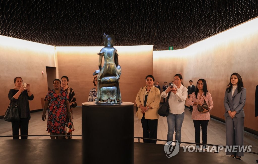 김건희 여사, 태평양도서국 정상 배우자들과 반가사유상 관람