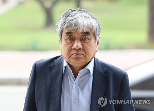 Han Sang-hyuk, chairman of the state Korea Communications Commission, arrives at work in Gwacheon, south of Seoul, on May 30, 2023. (Yonhap)