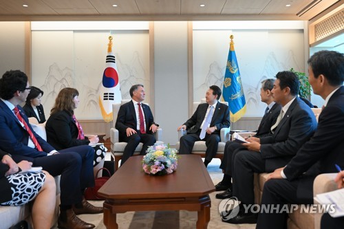 Yoon meets Australian deputy PM