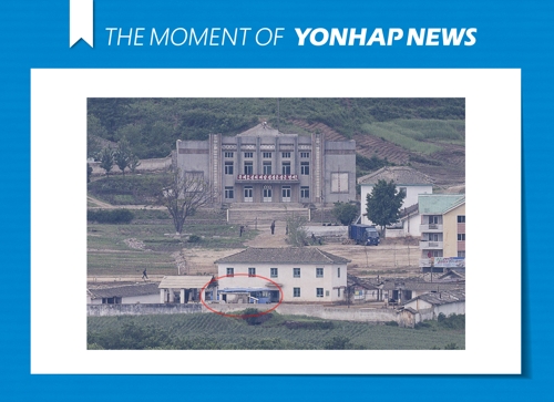  북한 마을의 파란색 버스