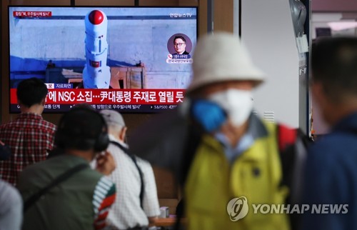 ソウル駅で北朝鮮の飛翔体発射のニュースを見守る市民＝３１日、ソウル（聯合ニュース）