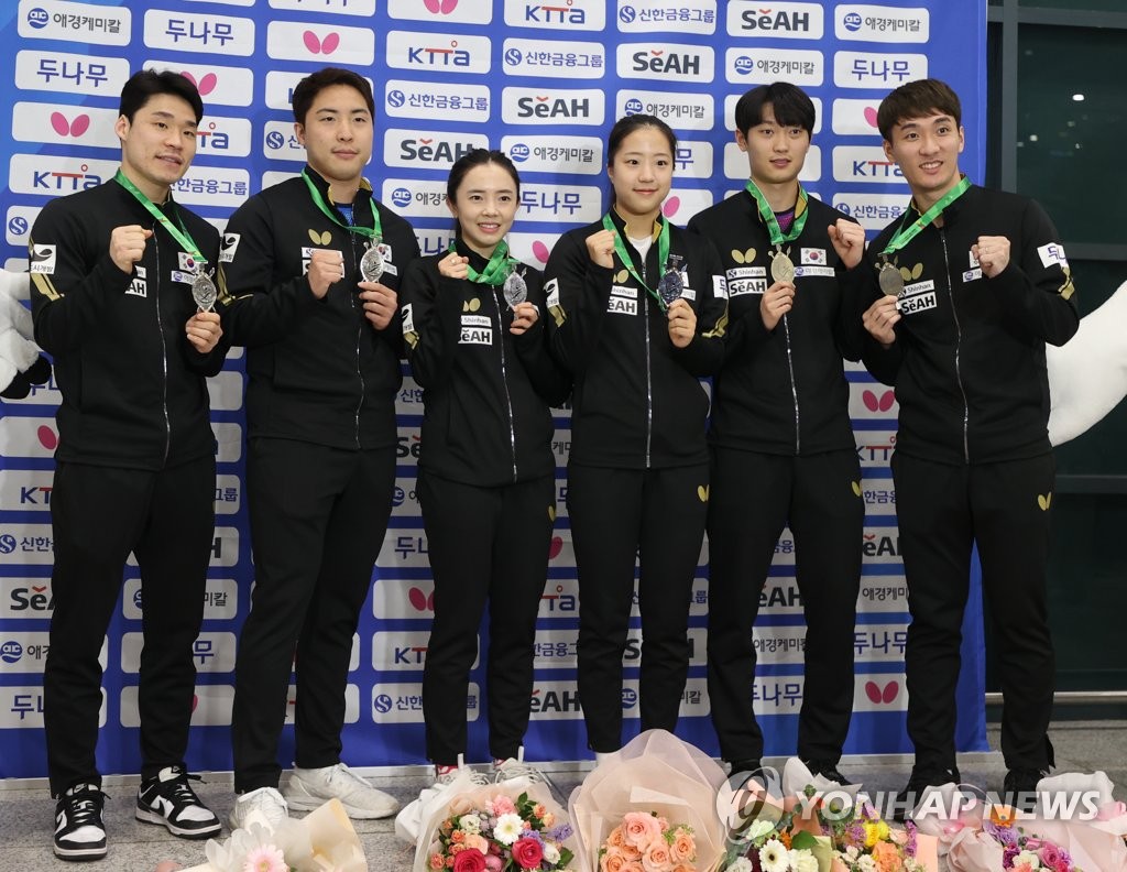 El equipo surcoreano de tenis de mesa regresa con sus medallas