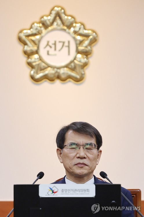 Rho Tae-ak, head of the National Election Commission (NEC), closes his eyes prior to a meeting on whether to accept the Board of Audit and Inspection's probe into the agency's alleged preferential employment of the children of a dozen senior NEC officials at the NEC headquarters in Gwacheon, south of Seoul, on June 2, 2023. (Yonhap)