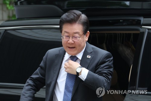 Opposition leader at court