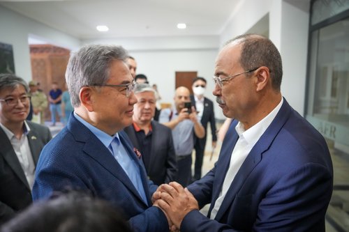 El canciller surcoreano y el PM de Uzbekistán