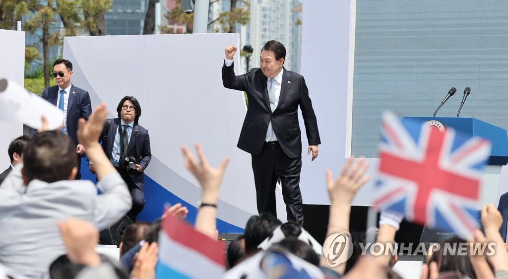 환호에 답하는 윤석열 대통령