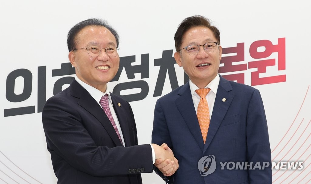 배진교 원내대표와 악수하는 윤재옥 원내대표