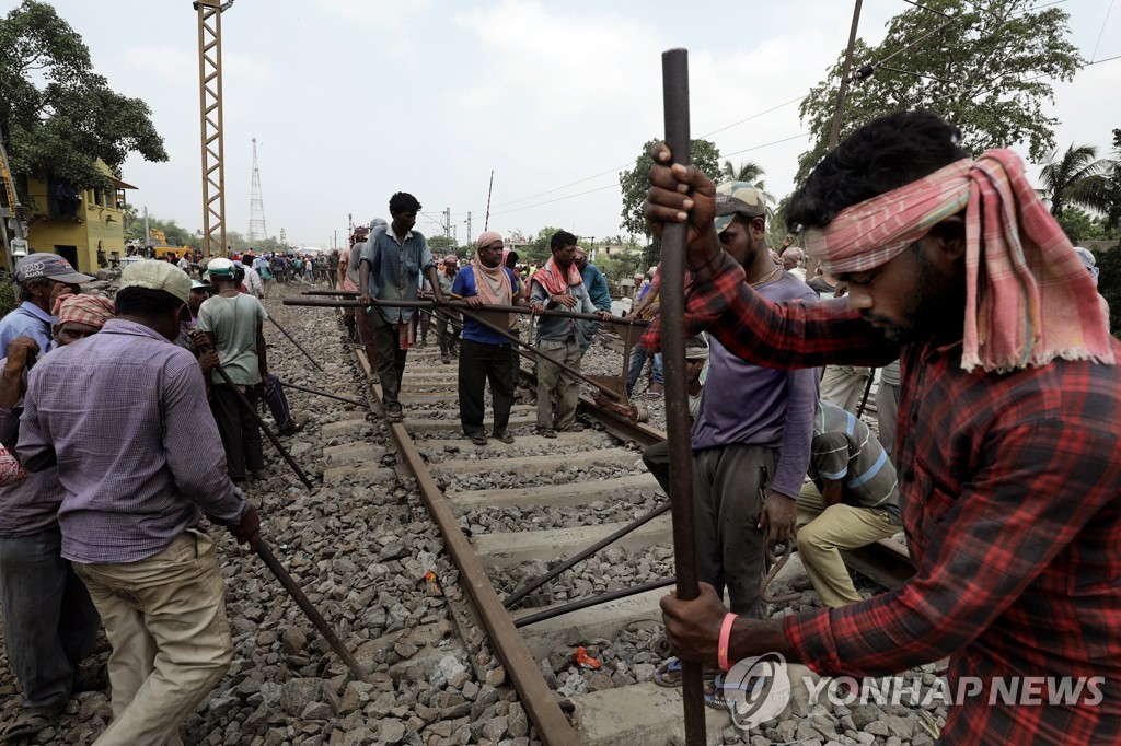 인도 열차 사고 현장서 진행되는 새 철로 설치 작업