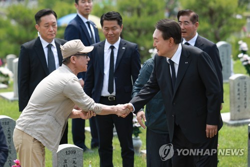 Yoon visits graves of those killed in anti-spy operations