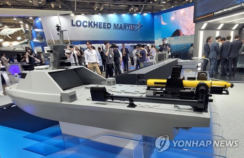 En la imagen, tomada el 7 de junio de 2023, se muestra un vehículo marítimo no tripulado expuesto en un estand de la firma surcoreana Hanwha Systems, durante la Exposición Internacional de la Industria de Defensa Marítima, en Busan, a unos 320 kilómetros al sureste de Seúl.