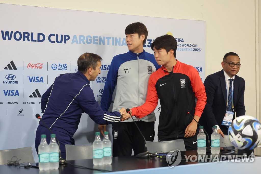 South Korea captain Lee Seung-won (R) and Italy head coach Carmine Nunziata shake hands at a press conference at La Plata Stadium in La Plata, Argentina, on June 7, 2023, the eve of the semifinal match between the two teams at the FIFA U-20 World Cup. (Yonhap)