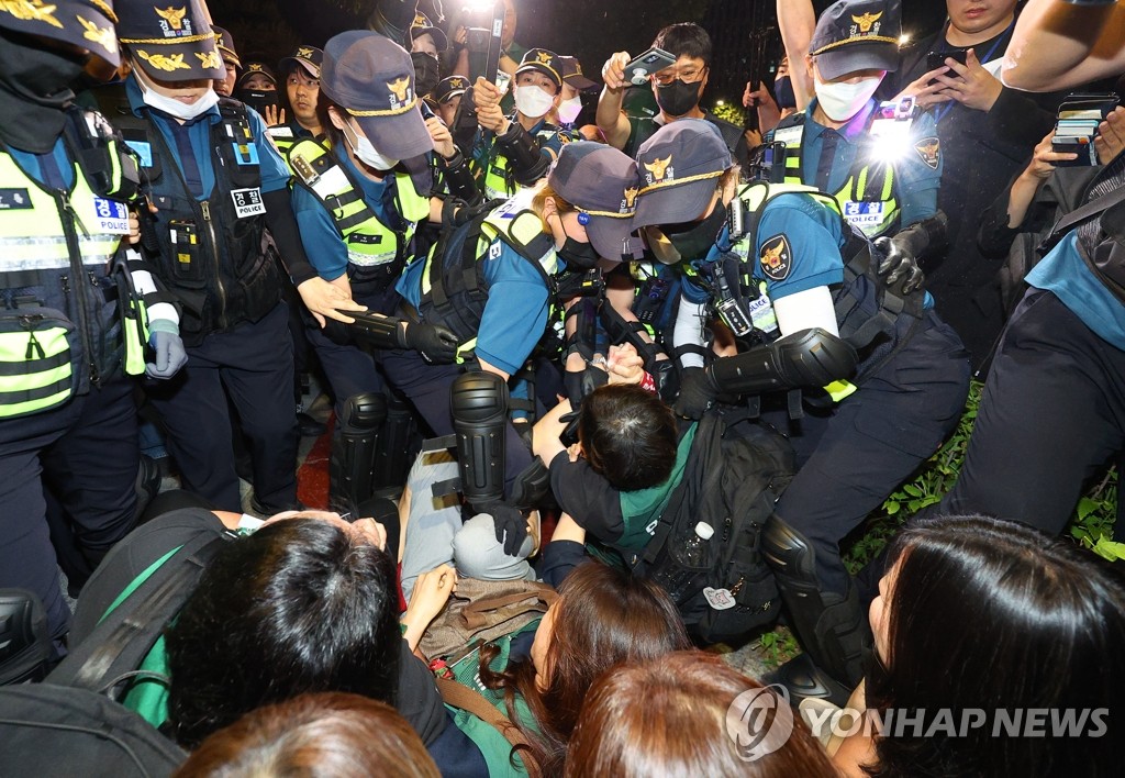 1박 2일 문화제 강제해산 돌입한 경찰