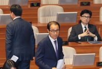 발언대 향하는 이성만