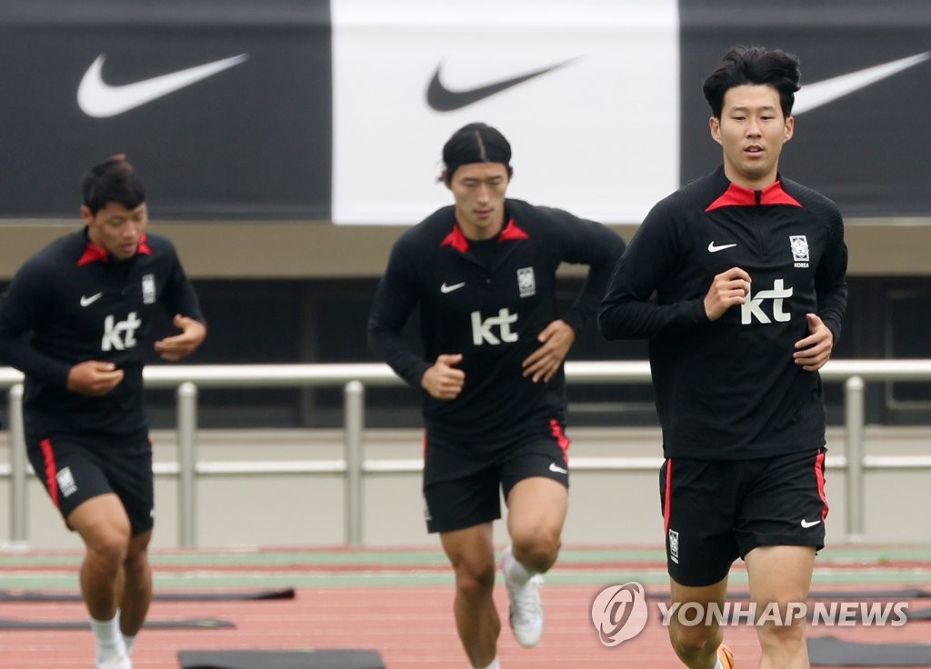 2023년 6월 14일 서울에서 남동쪽으로 320km 떨어진 부산 주덕경기장에서 열린 남자축구대표팀 주장 손흥민(오른쪽)이 훈련에 참가하고 있다.