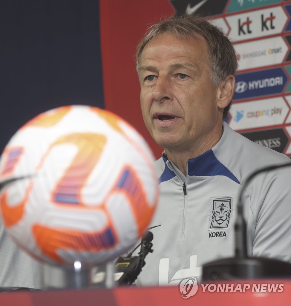 대한민국 남자축구대표팀 위르겐 클린스만 감독이 2023년 6월 15일 (연합) 서울에서 남동쪽으로 320km 떨어진 부산 아시아드 주경기장에서 열린 기자회견에서 발언하고 있다.