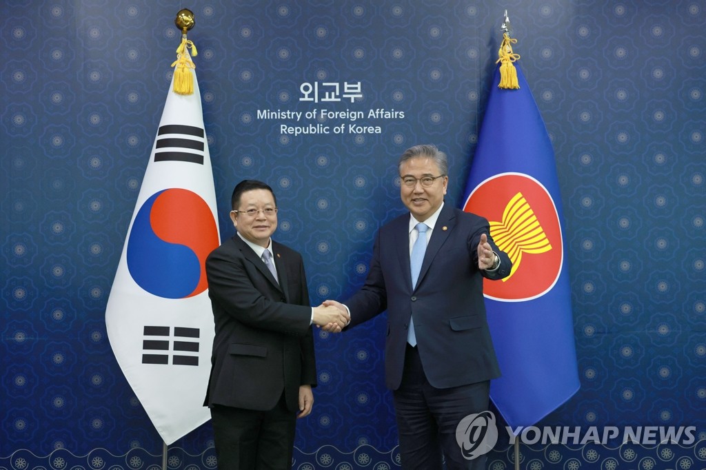 South Korean Foreign Minister Park Jin (R) shakes hands with ASEAN Secretary General Kao Kim Hourn before their talks at the foreign ministry in Seoul on June 16, 2023. (Yonhap) 