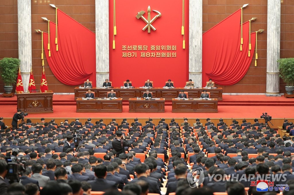 Esta foto publicada por la Agencia Central de Noticias de Corea del Norte el 17 de junio de 2023 muestra la sesión plenaria del Octavo Comité Central del Partido de los Trabajadores de Corea que se llevó a cabo en la sede del comité en Pyongyang el día anterior.  (Para uso exclusivo en la República de Corea. Sin redistribución) (Yonhap)