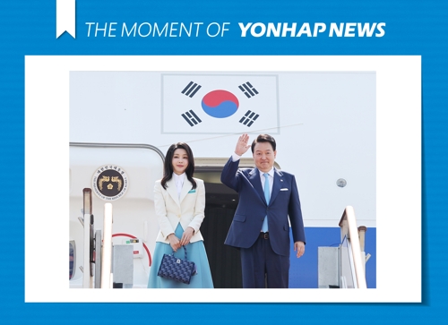  프랑스·베트남 순방 출국하는 윤석열 대통령 내외