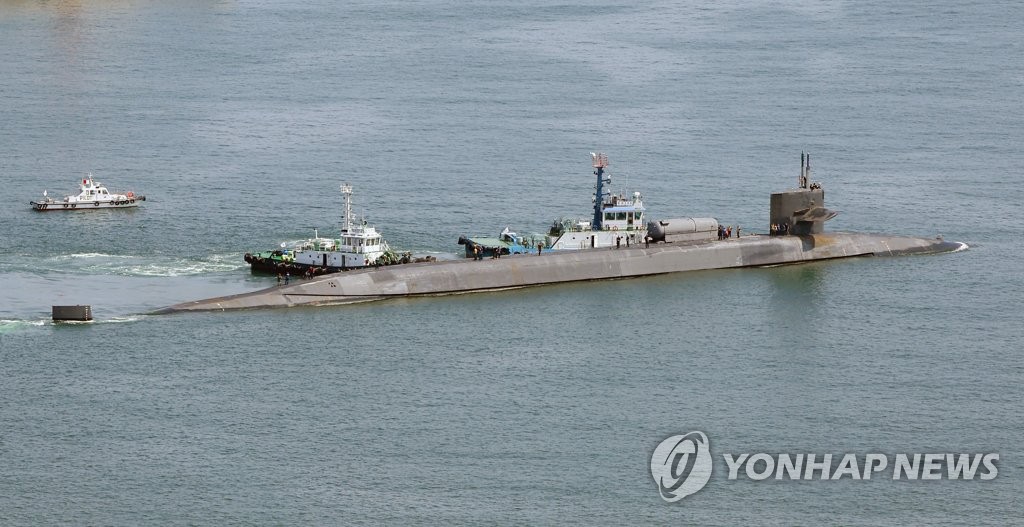 El USS Michigan, un submarino de misiles guiados de propulsión nuclear, parte de una base naval en la ciudad portuaria de Busan, en el sureste del país, el 22 de junio de 2023, luego de realizar simulacros conjuntos con la Armada de Corea del Sur luego de su llegada a la ciudad el 16 de junio. ( Yonhap)