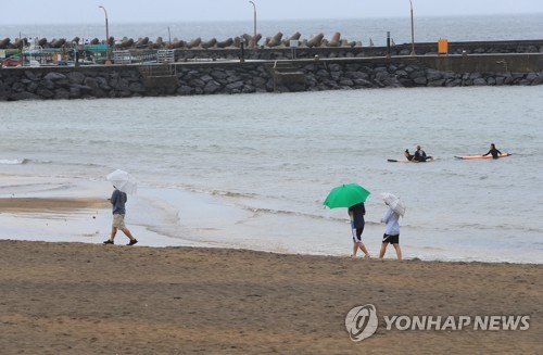 올여름 장마 시작…중부·호남·경남 내일 출근길 폭우 대비