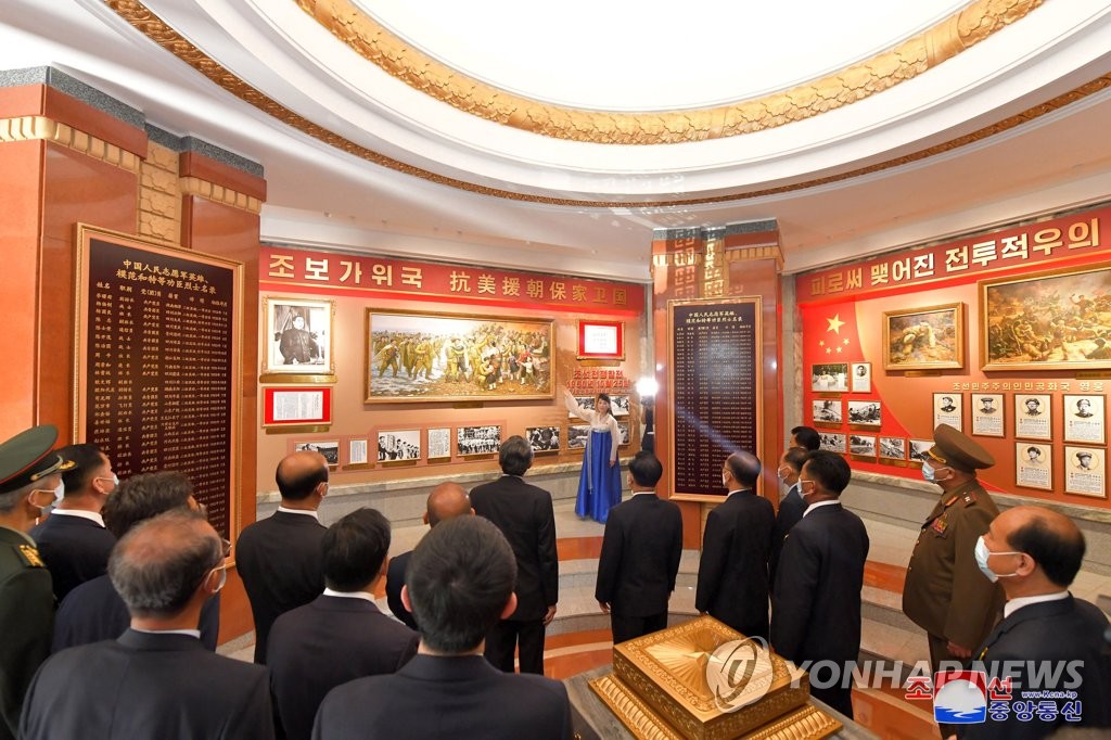 Esta foto, proporcionada por la Agencia Central de Noticias oficial de Corea del Norte el 29 de junio de 2023, muestra a los participantes que asisten a una ceremonia que marca la finalización de la renovación de la Torre de la Amistad Sino-Coreana en Pyongyang.  (Para uso exclusivo en la República de Corea. Sin redistribución) (Yonhap)