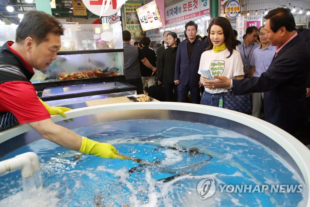 강릉 재래시장 횟집 방문한 김건희 여사 | 연합뉴스