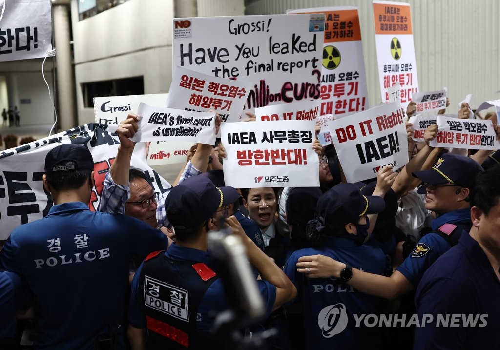 グロッシ事務局長の訪韓に反対する韓国市民団体＝７日、ソウル（聯合ニュース）