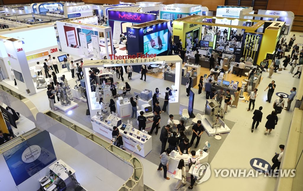 In this file photo taken July 12, 2023, visitors look around the venue of the Bioplus-International Pharmaceutical and Manufacturing Expo Korea held in Seoul. (Yonhap)