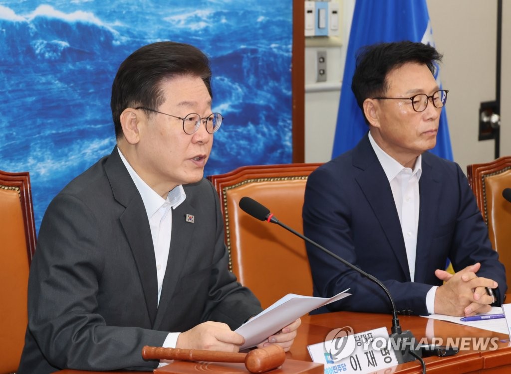Lee Jae-myung (izquierda), líder del principal opositor Partido Demócrata, habla en una reunión de liderazgo en la Asamblea Nacional en Seúl el 17 de julio de 2023. (Yonhap)