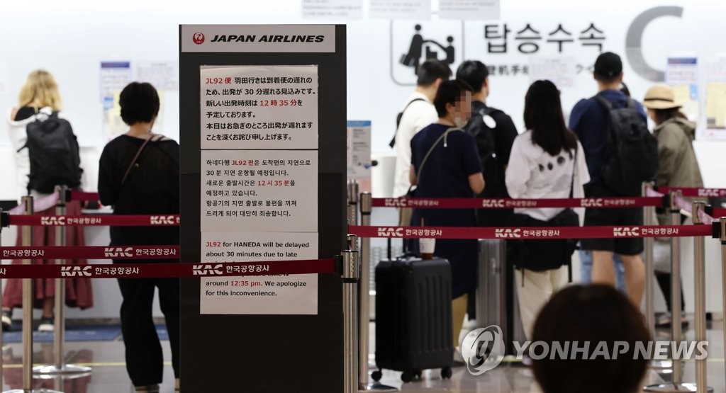 韓日間では人の移動も急速に増加している。ソウルの金浦空港から日本に向かう旅行者＝１７日、ソウル（聯合ニュース）