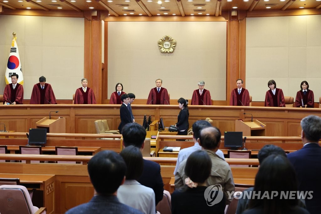 헌재 "준연동형 비례제 합헌…위성정당 통제는 필요"