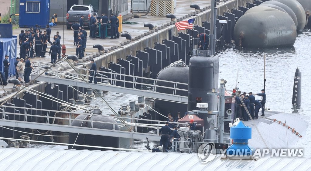 제주 해군기지 입항한 미 핵잠수함 아나폴리스