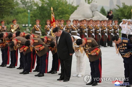 김정은, 전승절 맞아 열사묘·중국군묘 참배…"영원히 승승장구"(종합)