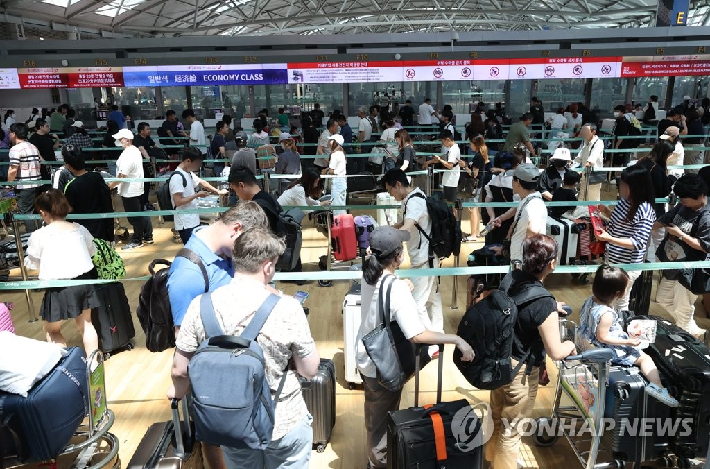 여름 휴가 맞아 북적거리는 인천공항