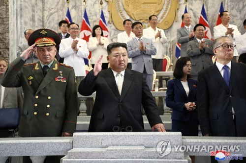 الزعيم الكوري الشمالي يحضر عرضا عسكريا بمناسبة ذكرى هدنة الحرب الكورية مع الوفدين الصيني والروسي