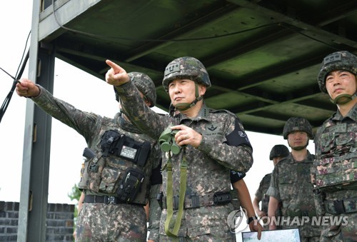 합참의장 "적 도발시 일격에 숨통 끊어야"…중부전선 점검