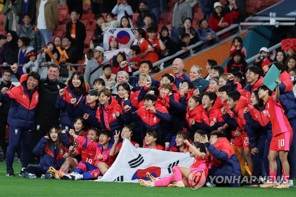South Korea players and coaches pose for photos after a 1-1 draw with Germany in their Group H match at the FIFA Women's World Cup at Brisbane Stadium in Brisbane, Australia, on Aug. 3, 2023. (Yonhap)