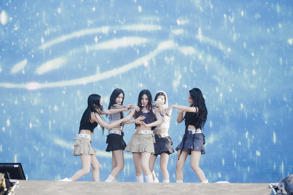K-pop girl group NewJeans performs at the Lollapalooza music festival in Chicago on Aug. 3, 2023, in this photo provided by its record label, Ador, which is under K-pop powerhouse Hybe. (PHOTO NOT FOR SALE) (Yonhap) 