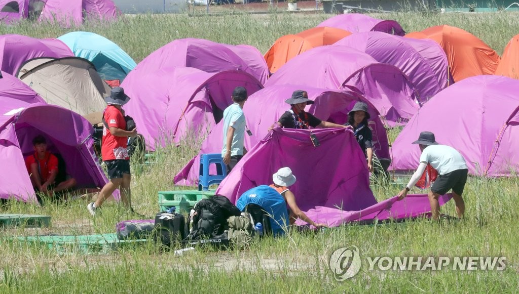 2023 새만금 세계스카우트 잼버리 대원들이 8일 전북 부안군 잼버리 야영장에서 텐트를 철거하고 있다. / 연합뉴스