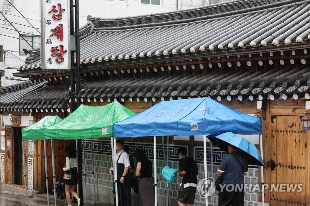 参鶏湯店も台風で閑散